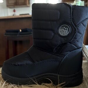 Black Insulated Winter Boot with Mountain Logo